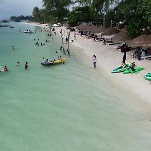 Madu Tiga Beach And Resort 탄중 피낭 Exterior photo