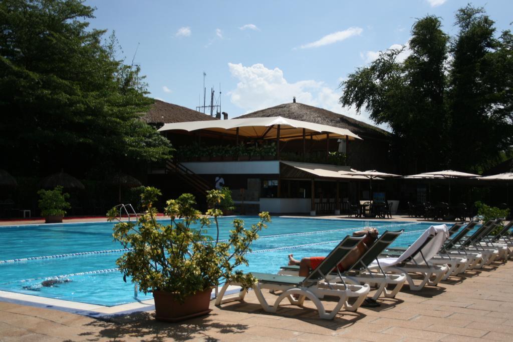 Hotel Club Du Lac Tanganyika 부줌부라 외부 사진