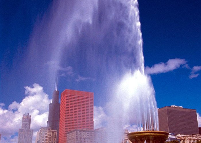 Buckingham Memorial Fountain photo