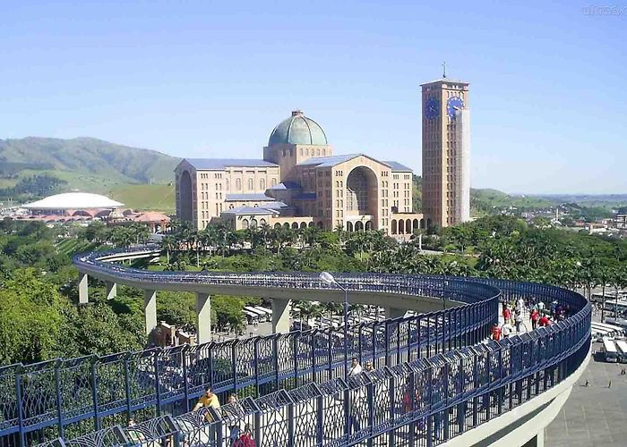 Nossa Senhora de Aparecida Peregrinos caminham para o Santuário de Nossa Senhora Aparecida ... photo