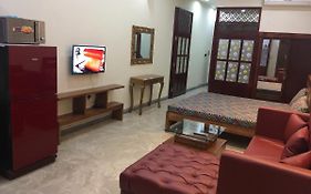 One Bed Studio Apartment Near Shaukat Khanum 라호르 Exterior photo