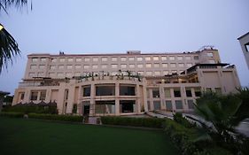 라마다 바이 윈덤 님라나 호텔 Exterior photo