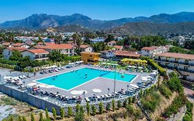 Riverside Garden Resort & Suna'S Beach Club 키레니아 Exterior photo