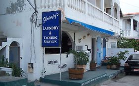 Shrimpy'S Hostel, Crew Quarters And Laundry Services 마리고 Exterior photo