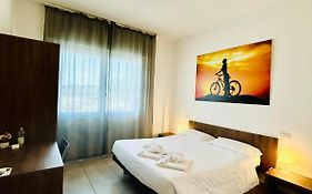 Hotel Bed & Bike 체세나 Exterior photo