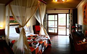 Hotel Club Du Lac Tanganyika 부줌부라 Exterior photo