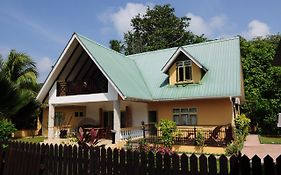 Gold Leaf Self Catering Guest House 라디게 Exterior photo