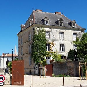 Airvault Le Voltaire B&B Exterior photo