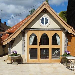 Remarkable 1-Bed Cottage Near 헨리온템스 Exterior photo