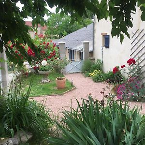 Verneuil-en-Bourbonnais La Maison Aux Hortensias B&B Exterior photo