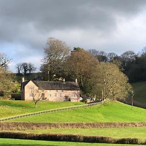 큼브랜 Walnut Tree Farm B&B Exterior photo