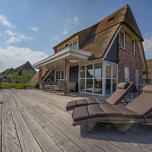 Villa With Sunshower At Tjeukemeer 델프스트라휘젠 Exterior photo