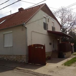 Budai Vam Apartmanhaz 호텔 페치 Exterior photo