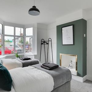 Spacious, Modern Three Bed House - Free Parking & Wifi 첼름스퍼드 Exterior photo