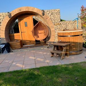 쉬어니스 Romantic Escape Luxury Hobbit House With Hot Tub 아파트 Exterior photo