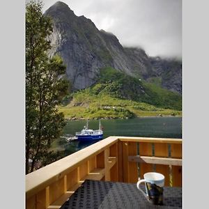 Cozy House By The Fjord In The Heart Of Lofoten 레이네 Exterior photo