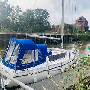 Cosy Sailing Boat Glamping Accommodation On The River In 샌드위치 Exterior photo