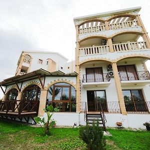 Topset Hotel 키레니아 Exterior photo