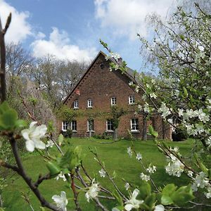 Gaestehof Brockum, Altes Bauernhaus, Grosser Garten 아파트 Exterior photo