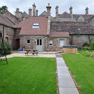 Cecile'S Cottage At Cefn Tilla Court, 우스크 Exterior photo