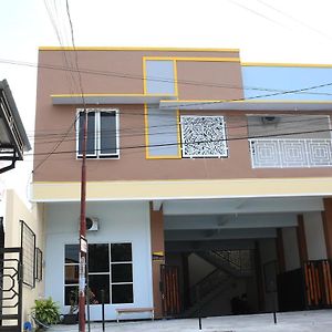 Reddoorz Syariah Near Suncity Mall Madiun 호텔 Exterior photo