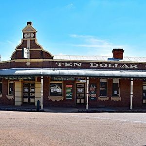 Ten Dollar Town Motel 굴공 Exterior photo