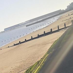 Lovely 2-Bed Caravan In Walton On The Naze 아파트 Exterior photo