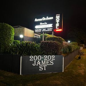 Asters On James Motor Inn 투움바 Exterior photo