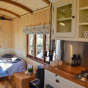 Toppesfield Handcrafted Shepherds Hut 아파트 Exterior photo