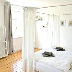 White Midsommar - Stilvolle Wohnung, 3 Schlafzimmer, Wohnzimmer, Kueche 란츠후트 Exterior photo