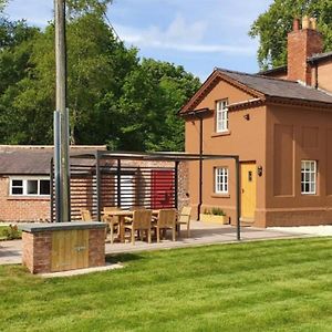 Oulton Park Lodge Little Budworth Exterior photo