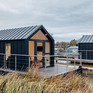 Hargrave Tattenhall Marina Floating Pods 아파트 Exterior photo