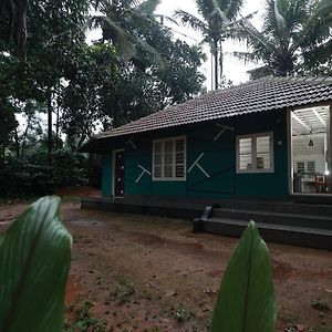 Babu'S Homestay By Lexstays 마난타바디 Exterior photo