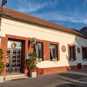 Restaurace-Pension-Vinarstvi U Stastnych 호텔 Mistrin Exterior photo