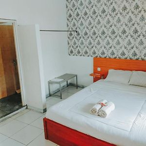 De Luck Homestay Near Alun Alun Sidoarjo Mitra Reddoorz Exterior photo