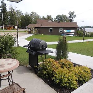 Les Chalets Baie Cascouia 호텔 Larouche Exterior photo