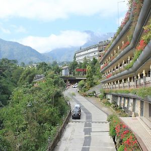 Seruni Hotel Gunung Pangrango 씨사루아 Exterior photo