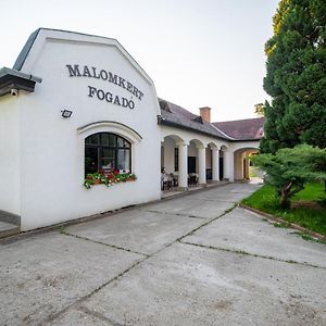 Szobi Malomkert Fogado B&B Exterior photo