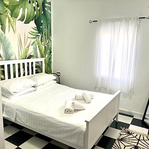 Shantell Luxury Apartment 네타니아 Exterior photo