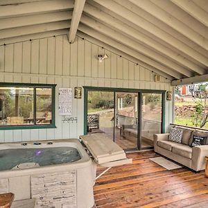 Cozy Pine Retreat With Private Hot Tub And Views 빌라 Exterior photo