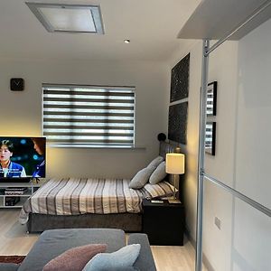캠본 Fully Detached Studio Annexe With Double Bed For 2 & Sofa Bed For 2 아파트 Exterior photo