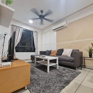 Lovely 3-Bedroom Serviced Apartment @ 사이버자야 Exterior photo