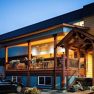 The Raging Elk Adventure Lodging 호텔 페르니 Exterior photo