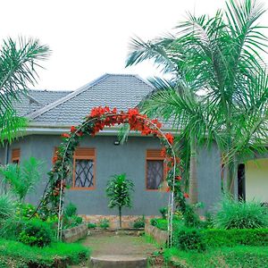 Njara Heavenly Royalz Farm Fortportal 빌라 Exterior photo