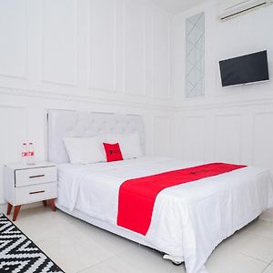 Reddoorz Syariah At Aura Homestay 포노로고 Exterior photo