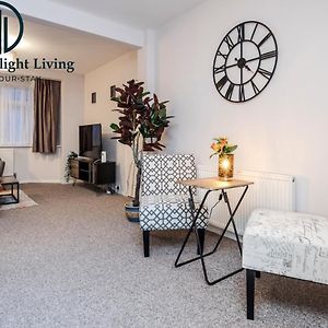 Dwellers Delight Living Ltd Serviced Accommodation Fabulous House 3 Bedroom, Hainault Prime Location ,Greater London With Parking & Wifi, 2 Bathroom, Garden 치그웰 Exterior photo