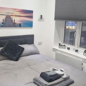 Modern One-Bedroom Flat In 메이드스톤 Exterior photo