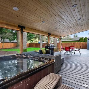 Cheerful One Level Home With Hot Tub And Beautiful Yard 밴쿠버 Exterior photo