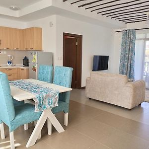 Kikambala Luxurious Two Bedroom - Beachfront, Swimming Pool View, Wifi, Smart Tv, Ample Parking, 24Hr Security 몸바사 Exterior photo