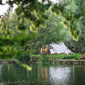 Marston Park - Luxury Lakeside Bell Tents 프롬 Exterior photo